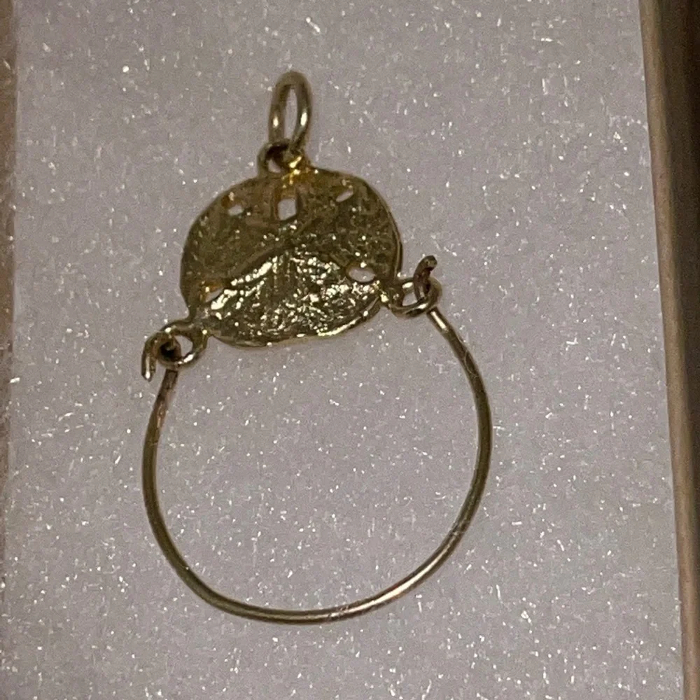 Vintage 14K Gold Sand dollar charm holder pendant - Picture 3 of 7